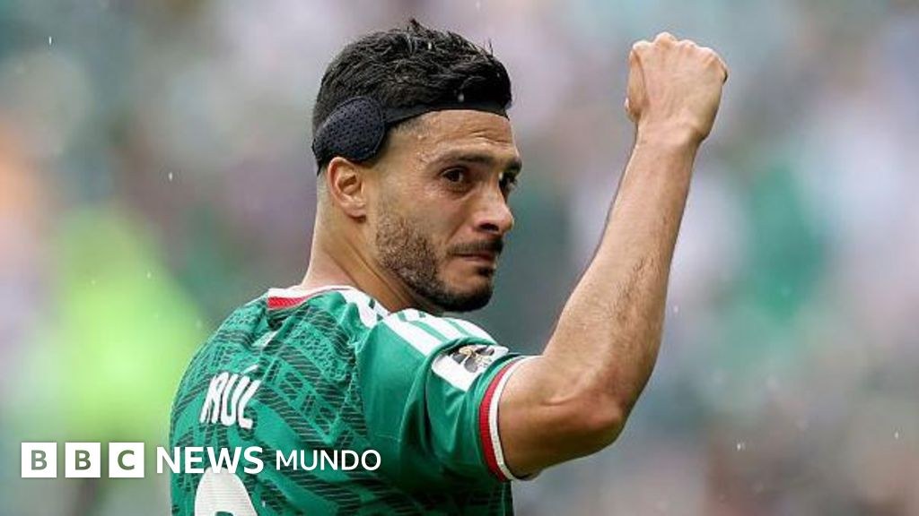 Por qué lleva una banda en la cabeza Raúl Jiménez, el futbolista que estuvo a punto de morir y hoy lidera la esperanza de México en el Mundial