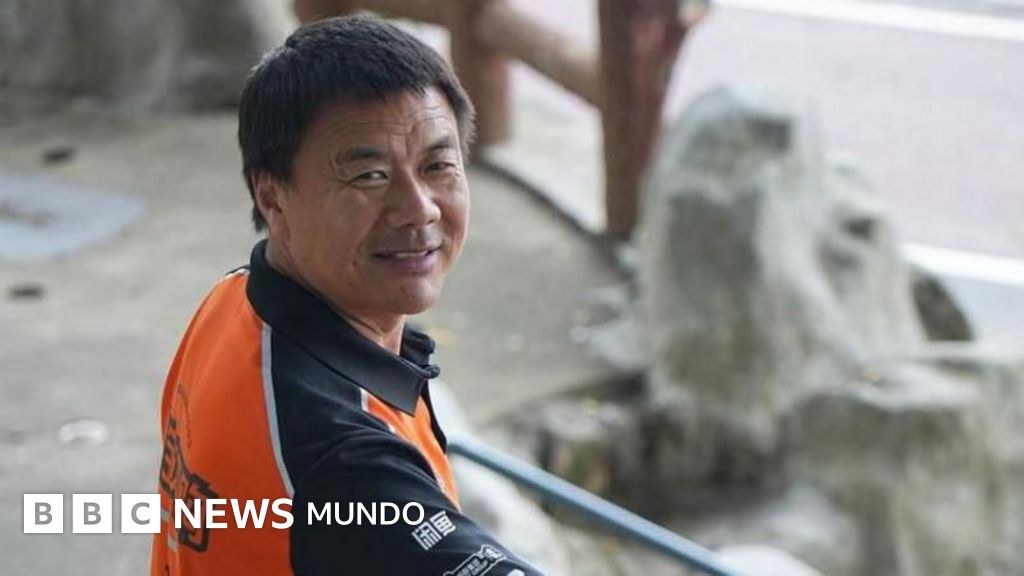 "Garabateaba" versos entre entrega y entrega: el repartidor de comida de 56 años que ganó uno de los mayores premios literarios de China