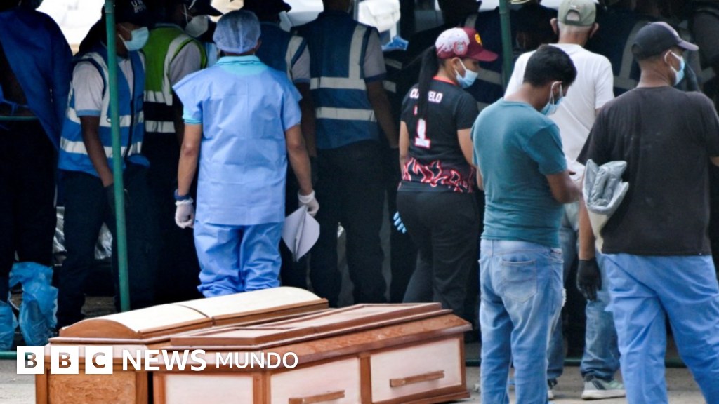 "Me da miedo lo que voy a ver allá dentro": BBC Mundo visita la morgue improvisada de Los Silos, donde los cadáveres se acumulan al aire libre tras los terremotos en Venezuela