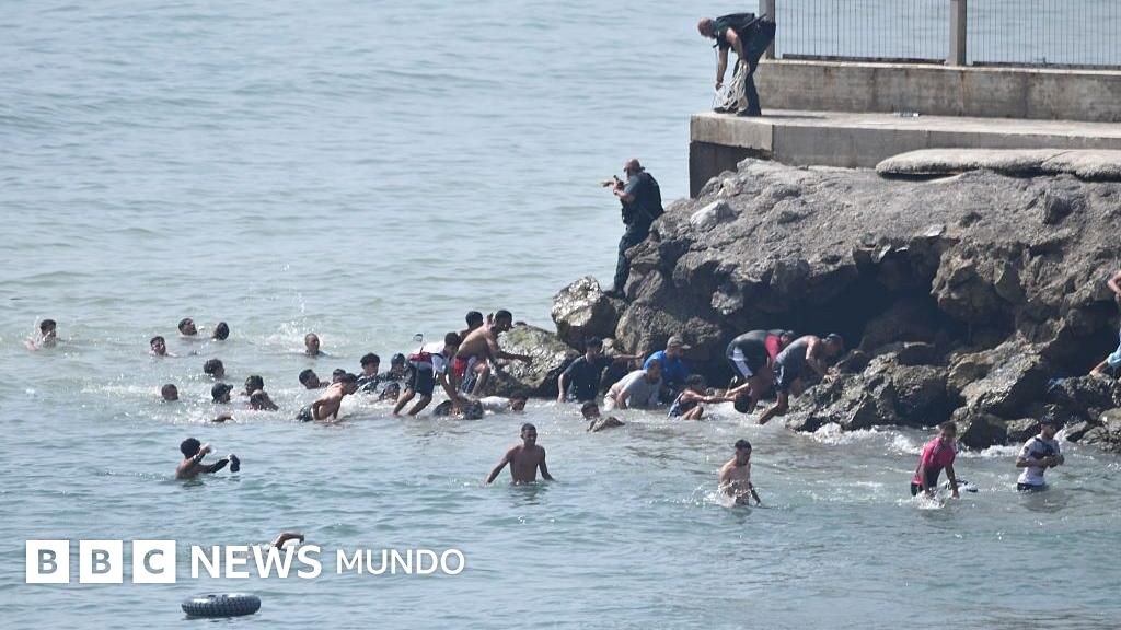 EN VIDEO: el momento en el que cientos de migrantes cruzan a nado la frontera de Marruecos con España
