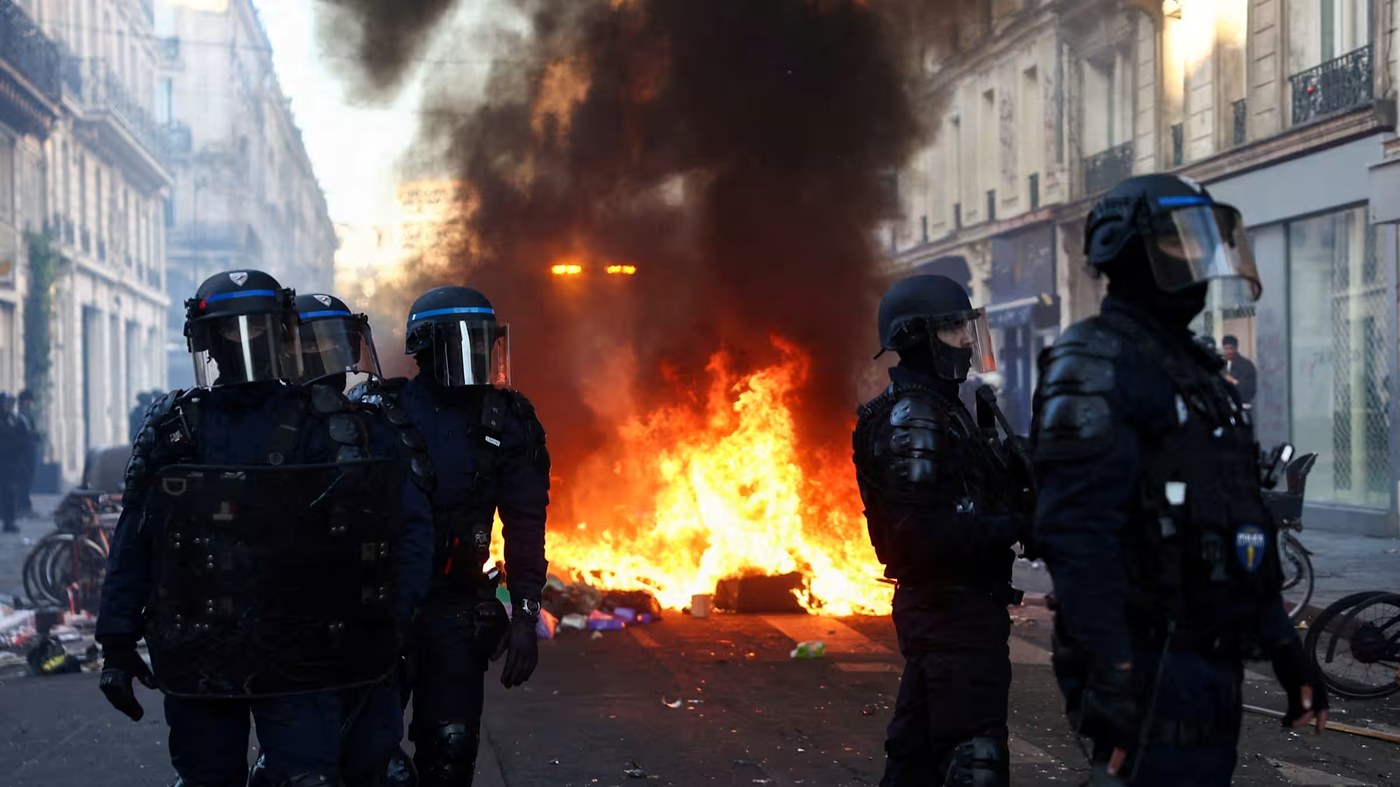France, AI debt risks push investors toward ultralong JGBs